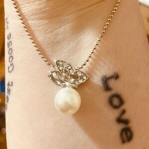 Elegant Silver and White Pearl Pendant Necklace